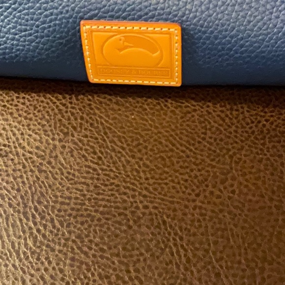 Dooney and Bourke barrel bag - Picture 2 of 8